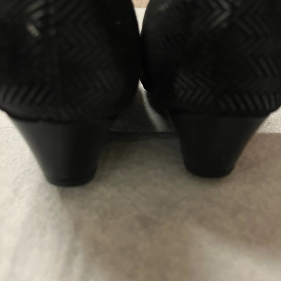 Black dress shoe with wedge heel. - Picture 3 of 8